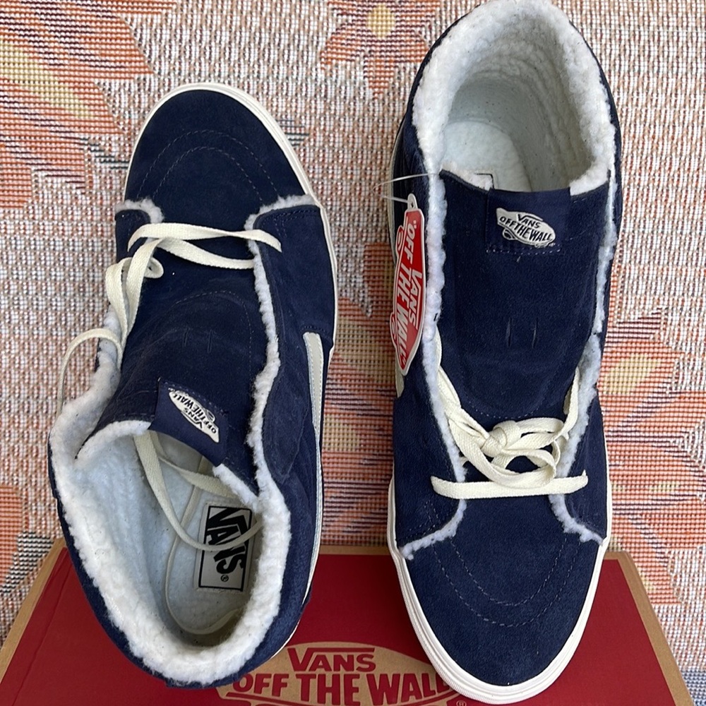 Vans WMNS Sk8-Hi
Cozy Hug Parisian Night
VN0005U9JDU
Sneakers - Picture 13 of 16